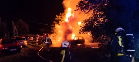 Poważny pożar pod Kłodzkiem. Spłonęła drewniana stodoła i samochody [ZDJĘCIA] - 1