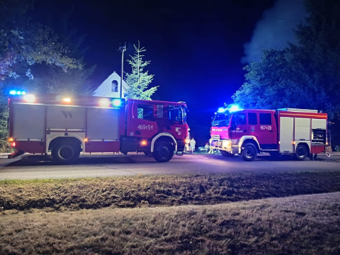 Poważny pożar pod Kłodzkiem. Spłonęła drewniana stodoła i samochody [ZDJĘCIA] - 3