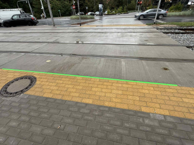 Nietypowe światła dla zapatrzonych w telefon. LED-y zamontowano... w chodniku [WIDEO]