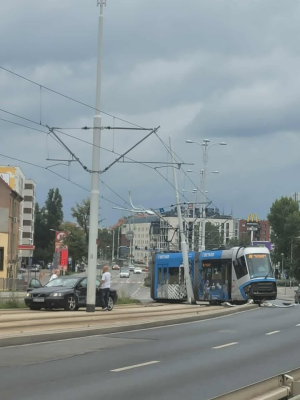 Samochód zderzył się z tramwajem. Ten wypadł z torów i wpadł w słup trakcyjny. Utrudnienia mogą potrwać do wtorku [ZDJĘCIA] - 0
