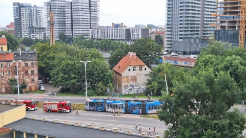 Samochód zderzył się z tramwajem. Ten wypadł z torów i wpadł w słup trakcyjny. Utrudnienia mogą potrwać do wtorku [ZDJĘCIA] - 1