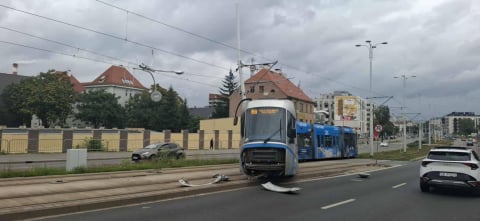 Samochód zderzył się z tramwajem. Ten wypadł z torów i wpadł w słup trakcyjny. Utrudnienia mogą potrwać do wtorku [ZDJĘCIA] - 9
