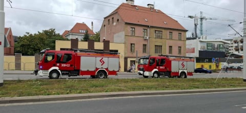 Samochód zderzył się z tramwajem. Ten wypadł z torów i wpadł w słup trakcyjny. Utrudnienia mogą potrwać do wtorku [ZDJĘCIA] - 10