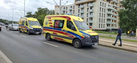 Samochód zderzył się z tramwajem. Ten wypadł z torów i wpadł w słup trakcyjny. Utrudnienia mogą potrwać do wtorku [ZDJĘCIA] - 11