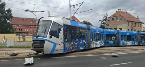 Samochód zderzył się z tramwajem. Ten wypadł z torów i wpadł w słup trakcyjny. Utrudnienia mogą potrwać do wtorku [ZDJĘCIA] - 12