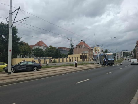 Samochód zderzył się z tramwajem. Ten wypadł z torów i wpadł w słup trakcyjny. Utrudnienia mogą potrwać do wtorku [ZDJĘCIA] - 13