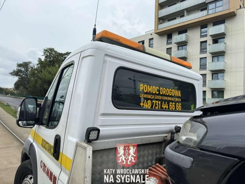 Samochód zderzył się z tramwajem. Ten wypadł z torów i wpadł w słup trakcyjny. Utrudnienia mogą potrwać do wtorku [ZDJĘCIA] - 2