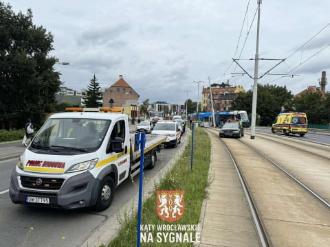 Samochód zderzył się z tramwajem. Ten wypadł z torów i wpadł w słup trakcyjny. Utrudnienia mogą potrwać do wtorku [ZDJĘCIA] - 3