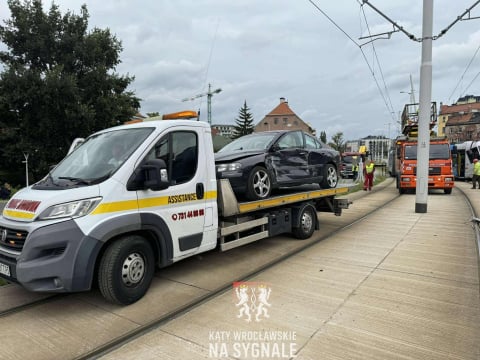Samochód zderzył się z tramwajem. Ten wypadł z torów i wpadł w słup trakcyjny. Utrudnienia mogą potrwać do wtorku [ZDJĘCIA] - 4