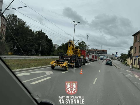 Samochód zderzył się z tramwajem. Ten wypadł z torów i wpadł w słup trakcyjny. Utrudnienia mogą potrwać do wtorku [ZDJĘCIA] - 5