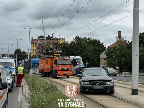 Samochód zderzył się z tramwajem. Ten wypadł z torów i wpadł w słup trakcyjny. Utrudnienia mogą potrwać do wtorku [ZDJĘCIA] - 6