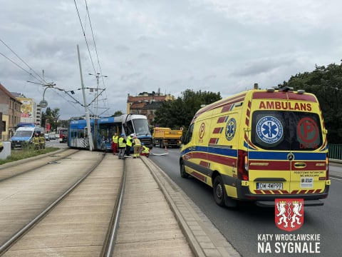 Samochód zderzył się z tramwajem. Ten wypadł z torów i wpadł w słup trakcyjny. Utrudnienia mogą potrwać do wtorku [ZDJĘCIA] - 7