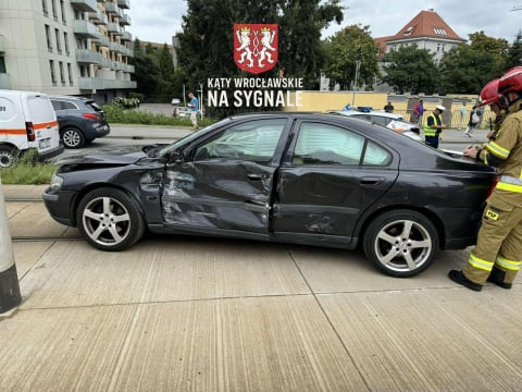Samochód zderzył się z tramwajem. Ten wypadł z torów i wpadł w słup trakcyjny. Utrudnienia mogą potrwać do wtorku [ZDJĘCIA] - 8