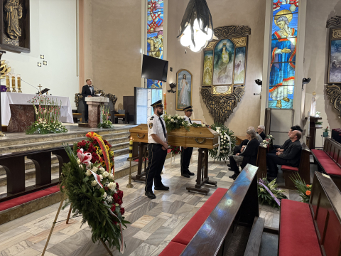 "Była wspaniałą poetką". Ostatnia droga Urszuli Kozioł. Artystka spoczęła na cmentarzu św. Wawrzyńca - 1