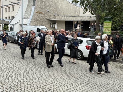 "Była wspaniałą poetką". Ostatnia droga Urszuli Kozioł. Artystka spoczęła na cmentarzu św. Wawrzyńca - 2