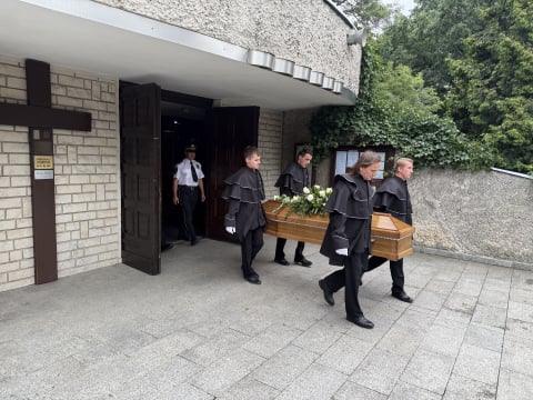 "Była wspaniałą poetką". Ostatnia droga Urszuli Kozioł. Artystka spoczęła na cmentarzu św. Wawrzyńca - 3