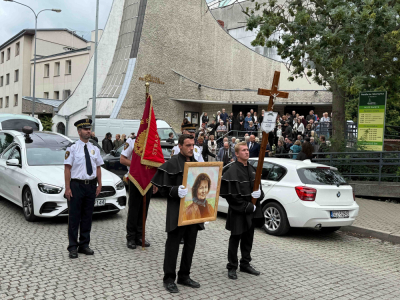"Była wspaniałą poetką". Ostatnia droga Urszuli Kozioł. Artystka spoczęła na cmentarzu św. Wawrzyńca