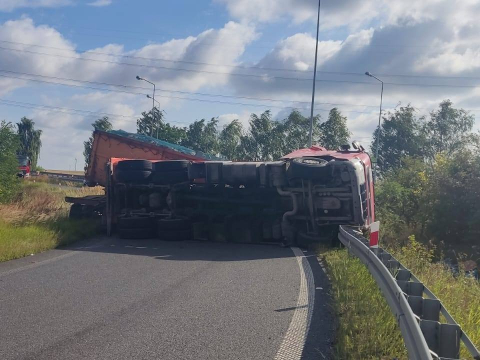 Karambol i przewrócony bus. Ogromne utrudnienia! Trudny poranek na autostradzie A4 - 4