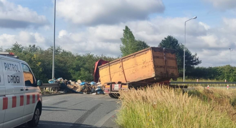 Karambol i przewrócony bus. Ogromne utrudnienia! Trudny poranek na autostradzie A4 - 5