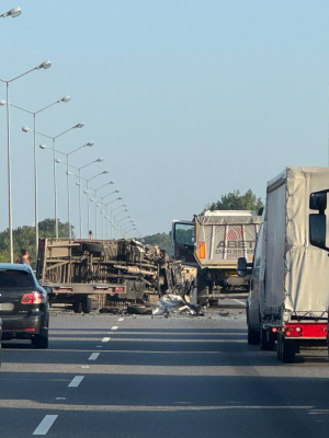 Karambol i przewrócony bus. Ogromne utrudnienia! Trudny poranek na autostradzie A4 - 0