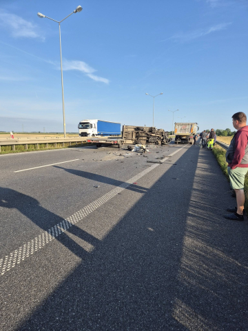 Karambol i przewrócony bus. Ogromne utrudnienia! Trudny poranek na autostradzie A4 - 3