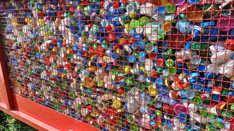 Biznes nie nadąża z recyklingiem plastikowych nakrętek. Organizacje charytatywne rezygnują ze zbiórek - 8