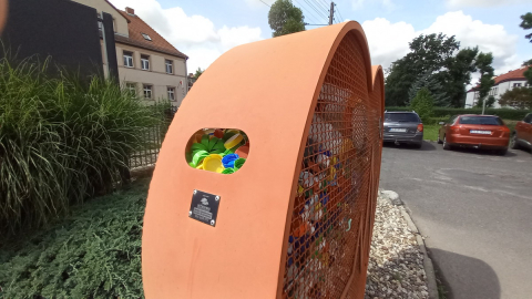 Biznes nie nadąża z recyklingiem plastikowych nakrętek. Organizacje charytatywne rezygnują ze zbiórek - 0