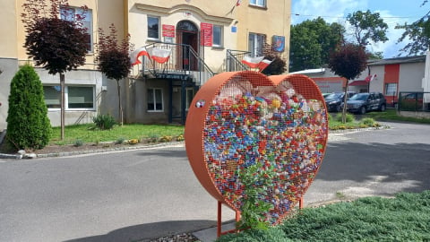 Biznes nie nadąża z recyklingiem plastikowych nakrętek. Organizacje charytatywne rezygnują ze zbiórek - 2