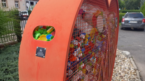 Biznes nie nadąża z recyklingiem plastikowych nakrętek. Organizacje charytatywne rezygnują ze zbiórek - 3