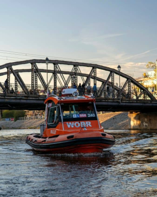 Zwłoki mężczyzny w Odrze we Wrocławiu. "Działania prowadzono w trudno dostępnym terenie" - 0