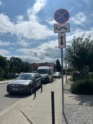 Na Maślicach kierowcy regularnie parkują na zakazie. Straż Miejska na razie nie reaguje. Dlaczego? - 1