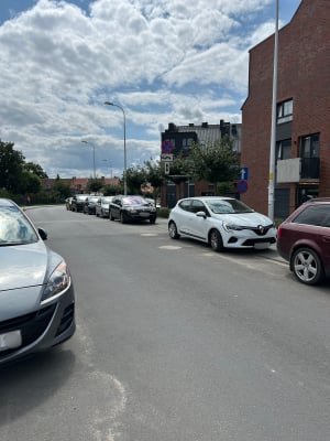 Na Maślicach kierowcy regularnie parkują na zakazie. Straż Miejska na razie nie reaguje. Dlaczego? - 2