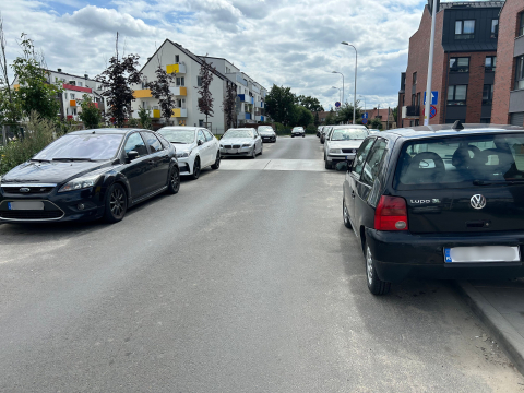 Na Maślicach kierowcy regularnie parkują na zakazie. Straż Miejska na razie nie reaguje. Dlaczego? - 3