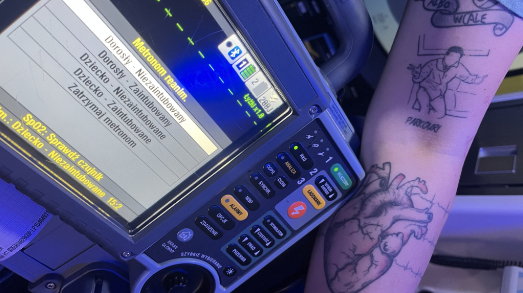 Ratowanie życia w rytm muzyki. Nietypowe szkolenie w bolesławieckim szpitalu - W Szpitalu św. Łukasza w Bolesławcu przeprowadzane są szkolenie z resuscytacji w rytm muzyki.