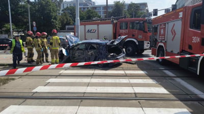 Zderzenie samochodu i tramwaju we Wrocławiu. Bok samochodu został zmiażdżony. Trzy osoby ranne