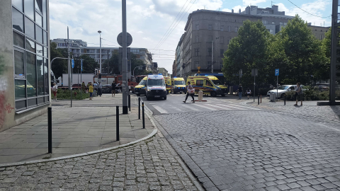 Zderzenie samochodu i tramwaju we Wrocławiu. Bok samochodu został zmiażdżony. Trzy osoby ranne [ZDJĘCIA] - 0