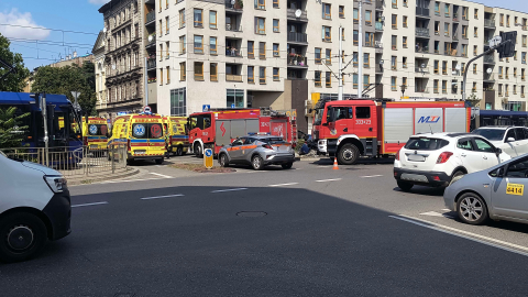 Zderzenie samochodu i tramwaju we Wrocławiu. Bok samochodu został zmiażdżony. Trzy osoby ranne [ZDJĘCIA] - 1
