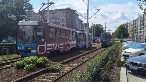Zderzenie samochodu i tramwaju we Wrocławiu. Bok samochodu został zmiażdżony. Trzy osoby ranne [ZDJĘCIA] - 2