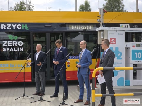 "Choć wciąż jest drogo, opłaca się". Wałbrzyskie autobusy skorzystają z nowej stacji tankowania wodoru - 5