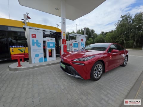 "Choć wciąż jest drogo, opłaca się". Wałbrzyskie autobusy skorzystają z nowej stacji tankowania wodoru - 1