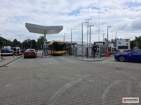 "Choć wciąż jest drogo, opłaca się". Wałbrzyskie autobusy skorzystają z nowej stacji tankowania wodoru - 2