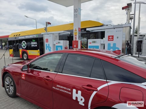 "Choć wciąż jest drogo, opłaca się". Wałbrzyskie autobusy skorzystają z nowej stacji tankowania wodoru - 3