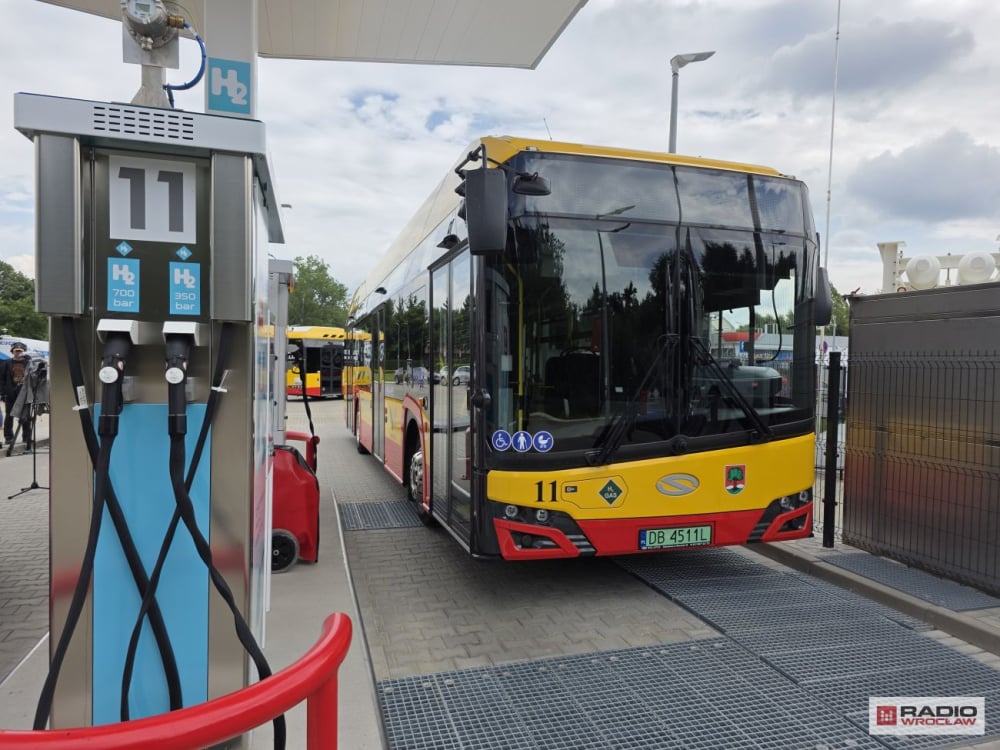 "Choć wciąż jest drogo, opłaca się". Wałbrzyskie autobusy skorzystają z nowej stacji tankowania wodoru – W Wałbrzychu powstała trzecia w Polsce stacja tankowania wodorem.