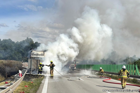 Dramatyczna akcja policjantów na A4! Gasili płonącą ciężarówkę i wyciągnęli kierowcę z pojazdu [WIDEO] - 0