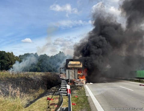 Dramatyczna akcja policjantów na A4! Gasili płonącą ciężarówkę i wyciągnęli kierowcę z pojazdu [WIDEO] - 1