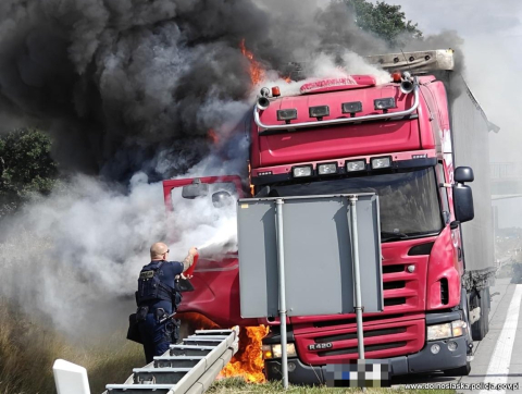 Dramatyczna akcja policjantów na A4! Gasili płonącą ciężarówkę i wyciągnęli kierowcę z pojazdu [WIDEO] - 2