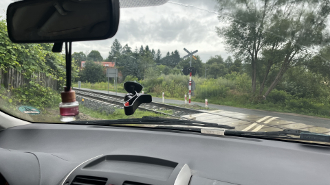 Mieszkańcy boją się przejeżdżać przez nowo otwartą linię kolejową. Wszystko przez niedziałające światła - 0