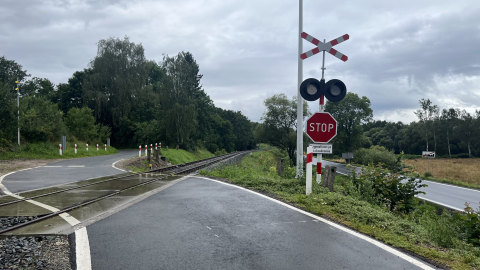 Mieszkańcy boją się przejeżdżać przez nowo otwartą linię kolejową. Wszystko przez niedziałające światła - 1