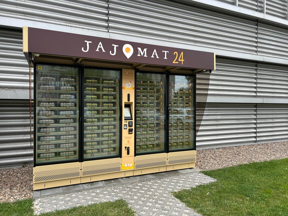 We Wrocławiu stanęły... jajomaty! Mieszkańcy testują nowe rozwiązanie. Gdzie można je znaleźć? – We Wrocławiu stanęły... jajomaty. Obecnie zainstalowane zostały dwa urządzenia.