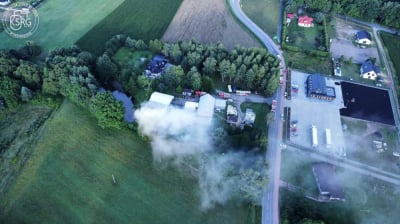 Duży pożar hali w Twardog&oacute;rze, palą się meble. Na miejscu 16 zastęp&oacute;w straży, w tym chemicy